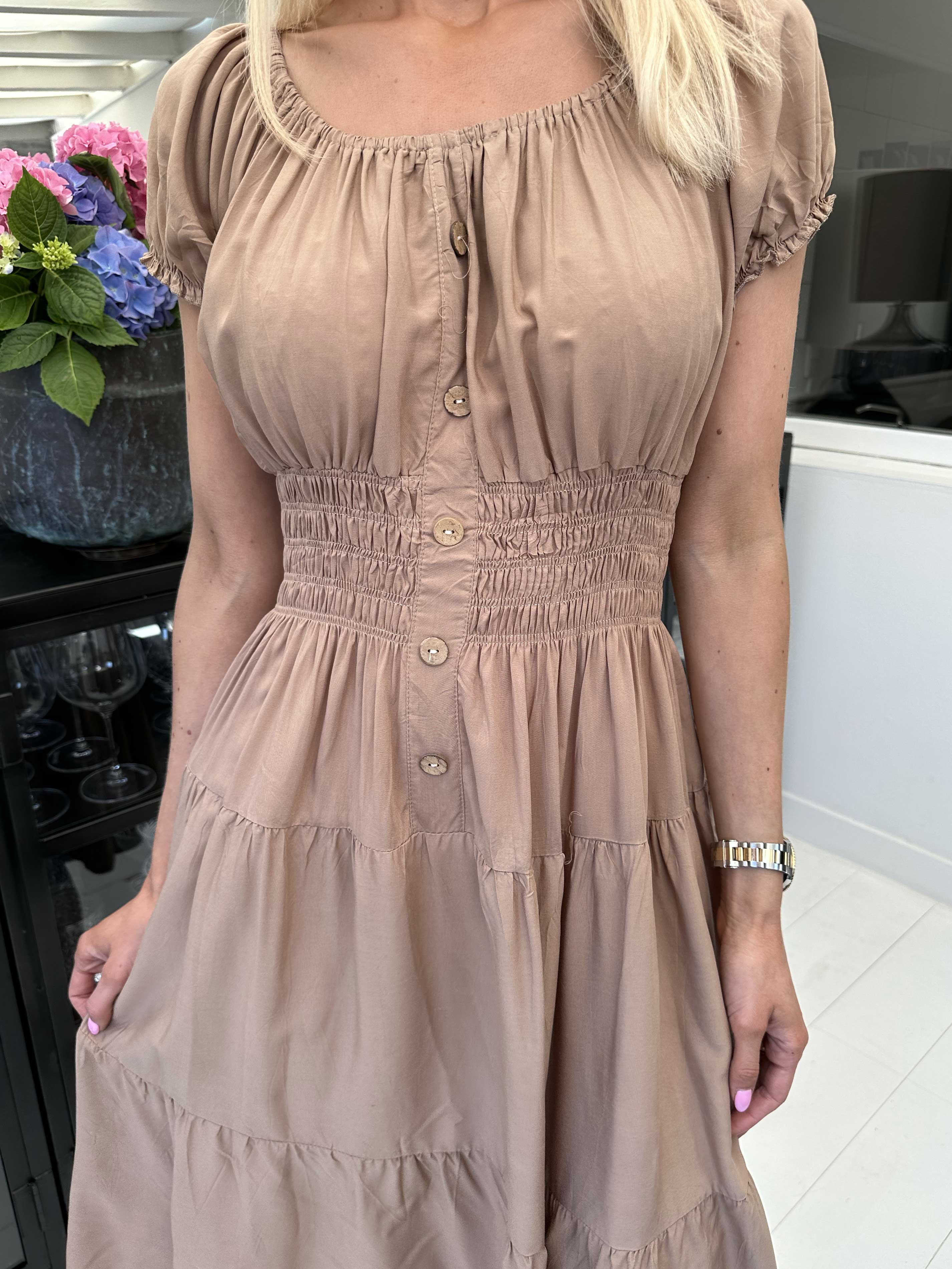 Finalia short - Sød kjole med pufærmer og elastik i taljen